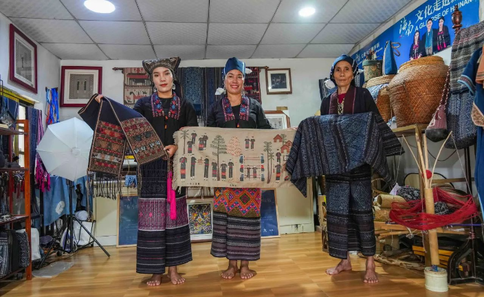 Li Brocade What makes Li Brocade an Intangible Cultural Heritage Art? - Focus on ...