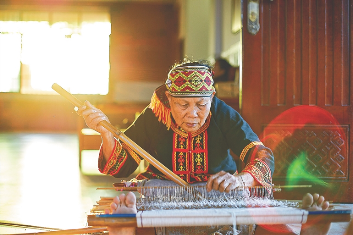 Li Brocade Hainan plans legal protection & further promotion of Li Brocade - Focus ...