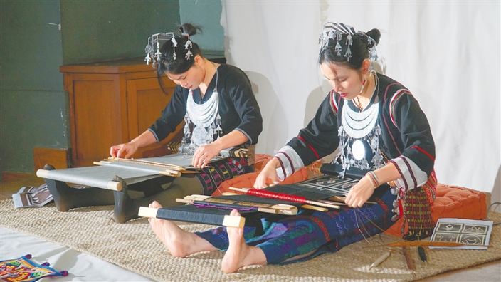 Li Brocade Hainan Li Brocade returns to Paris Fashion Week - Focus on Hainan ...